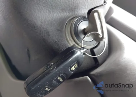 2005 Toyota Camry Le z USA, uszkodzony, nr VIN 4T1BE30K05U528324